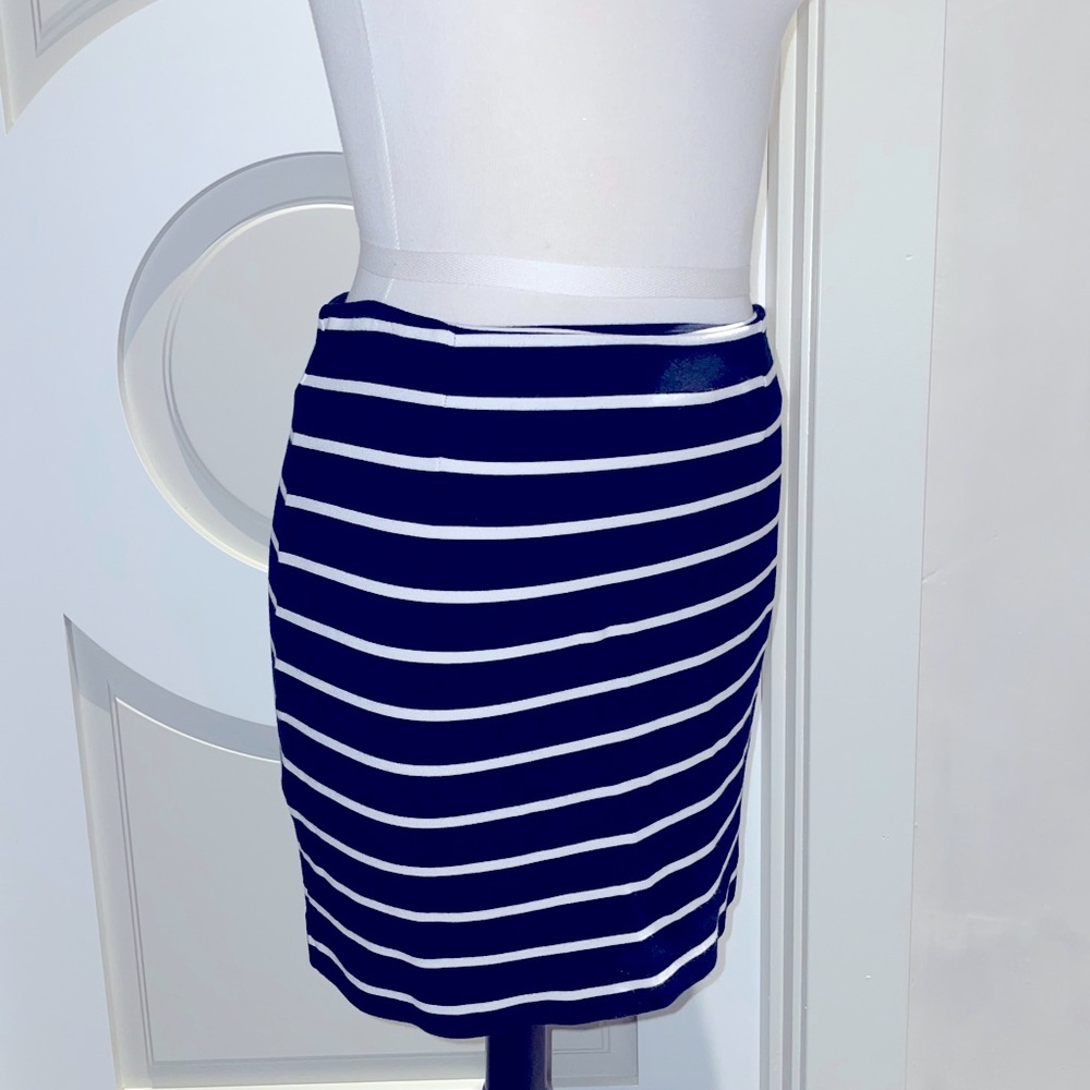 Banana Republic size 4 zip side skirt in stretch fabric